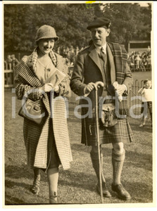 Fotografia d epoca originale 1930 ca SCOTLAND Olive WALKER actress with a man in tweed costume  Photo 1