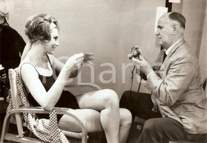Fotografia d epoca originale 1964 APPARTEMENT DES FILLES Sylva KOSCINA intervista in camerino Foto 1