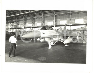 1985 ca AERONAUTICA MILITARE ITALIANA Aereo F-16 EAGLE Foto 25x20 (1) Fotografia d'agenzia. CONDIZIONI: GFORMATO: 25x20 cm  originale e autentica 1