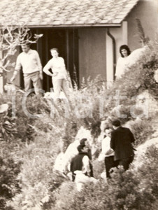 Fotografia d epoca originale 1965 ca CALA PICCOLA Monte Argentario Richard BURTON discute con PAPARAZZO 2 1