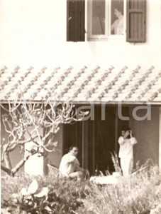 Fotografia d epoca originale 1965 ca CALA PICCOLA Monte Argentario Liz TAYLOR Richard BURTON paparazzati 2 1