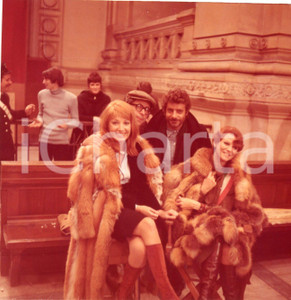 1975 Monica VITTI Claudia CARDINALE Giancarlo GIANNINI Marcello FONDATO *DIAPO Positivo originale d'epoca a colori su pellicola.Autore: Sandro Borni  E' SEVERAMENTE VIETATA LA RIPRODUZIONE.TUTTI I DIRITTI SONO RISERVATI.ICharta mette in vendita, sul negozio eBay e in esclusiva sul sito "icharta" il proprio archivio composto da numerose diapositive e negativi fotografici d'epoca, tutti originali e autentici.Si tratta di uno sguardo inedito sull'attualità, la politica, la vita quotidiana, il gossip e la cultura, che fotografa il cambiamento della nazione (e non solo) tra il 1890 ed il 1990 circa. Un'occasione unica per il mercato del collezionismo, che vede finalmente disponibile un archivio eccezionale per vastità, tematiche e condizioni, in un settore (il negativo fotografico e la diapositiva) di assoluta novità e dalle interessanti prospettive di investimento. CONDIZIONI:FAIR/discretoFORMATO: cm 6 x 6 originale e autentica 1