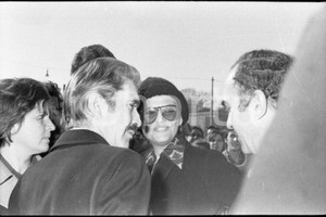 1974 ROMA funerali di Vittorio DE SICA Claudia CARDINALE NEGATIVO ORIGINALE Nel negativo anche Franco CRISTALDI.Negativo originale d'epoca in bianco e nero su pellicola.Autore: Sandro Borni  E' SEVERAMENTE VIETATA LA RIPRODUZIONE.TUTTI I DIRITTI SONO RISERVATI.ICharta mette in vendita, sul negozio eBay e in esclusiva sul sito "icharta" il proprio archivio composto da numerose diapositive e negativi fotografici d'epoca, tutti originali e autentici.Si tratta di uno sguardo inedito sull'attualità, la politica, la vita quotidiana, il gossip e la cultura, che fotografa il cambiamento della nazione (e non solo) tra il 1890 ed il 1990 circa. Un'occasione unica per il mercato del collezionismo, che vede finalmente disponibile un archivio eccezionale per vastità, tematiche e condizioni, in un settore (il negativo fotografico e la diapositiva) di assoluta novità e dalle interessanti prospettive di investimento. CONDIZIONI:FAIR/discretoFORMATO: 35mm originale e autentica 1
