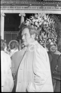 1974 ROMA funerali di Vittorio DE SICA Lamberto MAGGIORANI NEGATIVO ORIGINALE 1 Negativo originale d'epoca in bianco e nero su pellicola.Autore: Sandro Borni  E' SEVERAMENTE VIETATA LA RIPRODUZIONE.TUTTI I DIRITTI SONO RISERVATI.ICharta mette in vendita, sul negozio eBay e in esclusiva sul sito "icharta" il proprio archivio composto da numerose diapositive e negativi fotografici d'epoca, tutti originali e autentici.Si tratta di uno sguardo inedito sull'attualità, la politica, la vita quotidiana, il gossip e la cultura, che fotografa il cambiamento della nazione (e non solo) tra il 1890 ed il 1990 circa. Un'occasione unica per il mercato del collezionismo, che vede finalmente disponibile un archivio eccezionale per vastità, tematiche e condizioni, in un settore (il negativo fotografico e la diapositiva) di assoluta novità e dalle interessanti prospettive di investimento. CONDIZIONI:FAIR/discretoFORMATO: 35mm originale e autentica 1