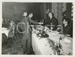 Fotografia d epoca originale 1966 8° MOBIL ECONOMY RUN Cerimonia premiazione  Stretta di mano Foto 1