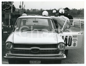 Fotografia d epoca originale 1966 8 MOBIL ECONOMY RUN Pilota pronto a salire su auto da corsa Foto 1
