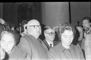 1974 ROMA funerali Vittorio DE SICA Carlo PONTI nella folla NEGATIVO ORIGINALE 1 Negativo originale d'epoca in bianco e nero su pellicola.Autore: Sandro Borni  E' SEVERAMENTE VIETATA LA RIPRODUZIONE.TUTTI I DIRITTI SONO RISERVATI.ICharta mette in vendita, sul negozio eBay e in esclusiva sul sito "icharta" il proprio archivio composto da numerose diapositive e negativi fotografici d'epoca, tutti originali e autentici.Si tratta di uno sguardo inedito sull'attualità, la politica, la vita quotidiana, il gossip e la cultura, che fotografa il cambiamento della nazione (e non solo) tra il 1890 ed il 1990 circa. Un'occasione unica per il mercato del collezionismo, che vede finalmente disponibile un archivio eccezionale per vastità, tematiche e condizioni, in un settore (il negativo fotografico e la diapositiva) di assoluta novità e dalle interessanti prospettive di investimento. CONDIZIONI:FAIR/discretoFORMATO: 35mm originale e autentica 1