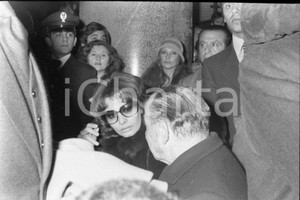 1974 ROMA funerali di Vittorio DE SICA Sophia LOREN NEGATIVO ORIGINALE Negativo originale d'epoca in bianco e nero su pellicola.Autore: Sandro Borni  E' SEVERAMENTE VIETATA LA RIPRODUZIONE.TUTTI I DIRITTI SONO RISERVATI.ICharta mette in vendita, sul negozio eBay e in esclusiva sul sito "icharta" il proprio archivio composto da numerose diapositive e negativi fotografici d'epoca, tutti originali e autentici.Si tratta di uno sguardo inedito sull'attualità, la politica, la vita quotidiana, il gossip e la cultura, che fotografa il cambiamento della nazione (e non solo) tra il 1890 ed il 1990 circa. Un'occasione unica per il mercato del collezionismo, che vede finalmente disponibile un archivio eccezionale per vastità, tematiche e condizioni, in un settore (il negativo fotografico e la diapositiva) di assoluta novità e dalle interessanti prospettive di investimento. CONDIZIONI:FAIR/discretoFORMATO: 35mm originale e autentica 1