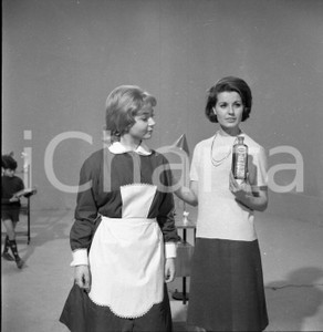 1965 ca Carosello spot AMARO MEDICINALE GIULIANI NEGATIVO ORIGINALE 3 Negativo originale d'epoca in bianco e nero su pellicola.Autore: Sandro Borni  E' SEVERAMENTE VIETATA LA RIPRODUZIONE.TUTTI I DIRITTI SONO RISERVATI.ICharta mette in vendita, sul negozio eBay e in esclusiva sul sito "icharta" il proprio archivio composto da numerose diapositive e negativi fotografici d'epoca, tutti originali e autentici.Si tratta di uno sguardo inedito sull'attualità, la politica, la vita quotidiana, il gossip e la cultura, che fotografa il cambiamento della nazione (e non solo) tra il 1890 ed il 1990 circa. Un'occasione unica per il mercato del collezionismo, che vede finalmente disponibile un archivio eccezionale per vastità, tematiche e condizioni, in un settore (il negativo fotografico e la diapositiva) di assoluta novità e dalle interessanti prospettive di investimento. CONDIZIONI:FAIR/discretoFORMATO: cm 6 x 6 originale e autentica 1