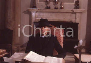 1983 DON CAMILLO film Terence HILL scatto sul set DIAPOSITIVA ORIGINALE 2 Diapositiva originale d'epoca a colori su pellicola.Autore: Sandro Borni  E' SEVERAMENTE VIETATA LA RIPRODUZIONE.TUTTI I DIRITTI SONO RISERVATI.ICharta mette in vendita, sul negozio eBay e in esclusiva sul sito "icharta" il proprio archivio composto da numerose diapositive e negativi fotografici d'epoca, tutti originali e autentici.Si tratta di uno sguardo inedito sull'attualità, la politica, la vita quotidiana, il gossip e la cultura, che fotografa il cambiamento della nazione (e non solo) tra il 1890 ed il 1990 circa. Un'occasione unica per il mercato del collezionismo, che vede finalmente disponibile un archivio eccezionale per vastità, tematiche e condizioni, in un settore (il negativo fotografico e la diapositiva) di assoluta novità e dalle interessanti prospettive di investimento. CONDIZIONI:FAIR/discretoFORMATO: 35mm originale e autentica 1