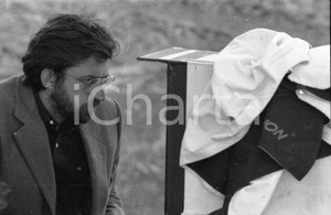 1993 CARO DIARIO Nanni MORETTI Isole Eolie scatto sul set NEGATIVO ORIGINALE 8 Negativo originale d'epoca in bianco e nero su pellicola.Autore: Sandro Borni  E' SEVERAMENTE VIETATA LA RIPRODUZIONE. 0TUTTI I DIRITTI SONO RISERVATI.ICharta mette in vendita, sul negozio eBay e in esclusiva sul sito "icharta" il proprio archivio composto da numerose diapositive e negativi fotografici d'epoca, tutti originali e autentici.Si tratta di uno sguardo inedito sull'attualità, la politica, la vita quotidiana, il gossip e la cultura, che fotografa il cambiamento della nazione (e non solo) tra il 1890 ed il 1990 circa. Un'occasione unica per il mercato del collezionismo, che vede finalmente disponibile un archivio eccezionale per vastità, tematiche e condizioni, in un settore (il negativo fotografico e la diapositiva) di assoluta novità e dalle interessanti prospettive di investimento. CONDIZIONI:FAIR/discretoFORMATO: 35mm originale e autentica 1