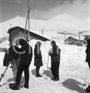 1970ca Carosello PEPSI COLA MonteTerminillo  scatto sul set NEGATIVO ORIGINALE 1 Negativo originale d'epoca in bianco e nero su pellicola.Autore: Sandro Borni  E' SEVERAMENTE VIETATA LA RIPRODUZIONE.TUTTI I DIRITTI SONO RISERVATI.ICharta mette in vendita, sul negozio eBay e in esclusiva sul sito "icharta" il proprio archivio composto da numerose diapositive e negativi fotografici d'epoca, tutti originali e autentici.Si tratta di uno sguardo inedito sull'attualità, la politica, la vita quotidiana, il gossip e la cultura, che fotografa il cambiamento della nazione (e non solo) tra il 1890 ed il 1990 circa. Un'occasione unica per il mercato del collezionismo, che vede finalmente disponibile un archivio eccezionale per vastità, tematiche e condizioni, in un settore (il negativo fotografico e la diapositiva) di assoluta novità e dalle interessanti prospettive di investimento. CONDIZIONI:FAIR/discretoFORMATO: cm 6 x 6 originale e autentica 1
