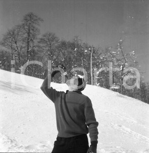 1970ca Carosello PEPSI COLA MonteTerminillo  scatto sul set NEGATIVO ORIGINALE 2 Negativo originale d'epoca in bianco e nero su pellicola.Autore: Sandro Borni  E' SEVERAMENTE VIETATA LA RIPRODUZIONE.TUTTI I DIRITTI SONO RISERVATI.ICharta mette in vendita, sul negozio eBay e in esclusiva sul sito "icharta" il proprio archivio composto da numerose diapositive e negativi fotografici d'epoca, tutti originali e autentici.Si tratta di uno sguardo inedito sull'attualità, la politica, la vita quotidiana, il gossip e la cultura, che fotografa il cambiamento della nazione (e non solo) tra il 1890 ed il 1990 circa. Un'occasione unica per il mercato del collezionismo, che vede finalmente disponibile un archivio eccezionale per vastità, tematiche e condizioni, in un settore (il negativo fotografico e la diapositiva) di assoluta novità e dalle interessanti prospettive di investimento. CONDIZIONI:FAIR/discretoFORMATO: cm 6 x 6 originale e autentica 1