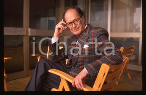 35mm vintage slide* 1995 ca CINEMA Ugo GREGORETTI - Ritratto del regista (8  Diapositiva d'epoca, in formato 35 mm. CONDIZIONI: GOOD Tutti i diritti riservati.E' severamente vietata la riproduzione. ICharta mette in vendita, sul negozio eBay e in esclusiva sul sito "icharta" il proprio archivio composto da numerose diapositive e negativi fotografici d'epoca, tutti originali e autentici, che attraversano la storia del costume italiano tra gli la fine degli anni Sessanta e Novanta.Si tratta di uno sguardo inedito sull'attualit&agrave;, la politica, la vita quotidiana, il gossip e la cultura, che fotografa il cambiamento della nazione in quest'ultimo scorcio del XX secolo. Un'occasione unica per il mercato del collezionismo, che vede finalmente disponibile un archivio eccezionale per vastit&agrave;, tematiche e condizioni, in un settore (il negativo fotografico e la diapositiva) di assoluta novit&agrave; e dalle interessanti prospettive di investimento.New layer...  originale e autentica 1