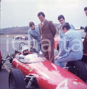 1971 MAGIONE PG- LITTLE TONY scuola piloti Henry MORROGH DIAPOSITIVA ORIGINALE 3 Diapositiva originale d'epoca a colori su pellicola.Autore: Sandro Borni  E' SEVERAMENTE VIETATA LA RIPRODUZIONE.TUTTI I DIRITTI SONO RISERVATI.ICharta mette in vendita, sul negozio eBay e in esclusiva sul sito "icharta" il proprio archivio composto da numerose diapositive e negativi fotografici d'epoca, tutti originali e autentici.Si tratta di uno sguardo inedito sull'attualità, la politica, la vita quotidiana, il gossip e la cultura, che fotografa il cambiamento della nazione (e non solo) tra il 1890 ed il 1990 circa. Un'occasione unica per il mercato del collezionismo, che vede finalmente disponibile un archivio eccezionale per vastità, tematiche e condizioni, in un settore (il negativo fotografico e la diapositiva) di assoluta novità e dalle interessanti prospettive di investimento. CONDIZIONI:FAIR/discretoFORMATO: cm 6 x 6 originale e autentica 1