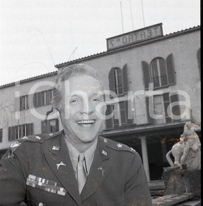 1962  ROMA Peter DANE all'Arena Adriano Studios Foto di set NEGATIVO ORIGINALE 1 Il negativo ritrae l'attore durante le riprese del film "Totò e Peppino divisi a Berlino".Negativo originale d'epoca in bianco e nero su pellicola.Autore: Sandro Borni  E' SEVERAMENTE VIETATA LA RIPRODUZIONE.TUTTI I DIRITTI SONO RISERVATI.ICharta mette in vendita, sul negozio eBay e in esclusiva sul sito "icharta" il proprio archivio composto da numerose diapositive e negativi fotografici d'epoca, tutti originali e autentici.Si tratta di uno sguardo inedito sull'attualità, la politica, la vita quotidiana, il gossip e la cultura, che fotografa il cambiamento della nazione (e non solo) tra il 1890 ed il 1990 circa. Un'occasione unica per il mercato del collezionismo, che vede finalmente disponibile un archivio eccezionale per vastità, tematiche e condizioni, in un settore (il negativo fotografico e la diapositiva) di assoluta novità e dalle interessanti prospettive di investimento. CONDIZIONI:POOR/danneggiato Difetti come da scansioneFORMATO: cm 6 x 6 originale e autentica 1