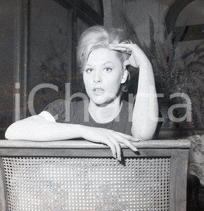 1962 Roma RENATA MONTEDURO in una pausa sul set NEGATIVO ORIGINALE 5 Scatto realizzato in una pausa delle riprese "Totò e Peppino divisi a Berlino"Negativo originale d'epoca in bianco e nero su pellicola.Autore: Sandro Borni  E' SEVERAMENTE VIETATA LA RIPRODUZIONE.TUTTI I DIRITTI SONO RISERVATI.ICharta mette in vendita, sul negozio eBay e in esclusiva sul sito "icharta" il proprio archivio composto da numerose diapositive e negativi fotografici d'epoca, tutti originali e autentici.Si tratta di uno sguardo inedito sull'attualità, la politica, la vita quotidiana, il gossip e la cultura, che fotografa il cambiamento della nazione (e non solo) tra il 1890 ed il 1990 circa. Un'occasione unica per il mercato del collezionismo, che vede finalmente disponibile un archivio eccezionale per vastità, tematiche e condizioni, in un settore (il negativo fotografico e la diapositiva) di assoluta novità e dalle interessanti prospettive di investimento. CONDIZIONI:FAIR/discretoFORMATO: cm 6 x 6 originale e autentica 1