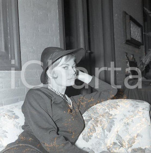 1962 ROMA Nadine SANDERS in una pausa sul set NEGATIVO ORIGINALE 2 Scatto realizzato sul set di "Totò e Peppino divisi a Berlino"Negativo originale d'epoca in bianco e nero su pellicola.Autore: Sandro Borni  E' SEVERAMENTE VIETATA LA RIPRODUZIONE.TUTTI I DIRITTI SONO RISERVATI.ICharta mette in vendita, sul negozio eBay e in esclusiva sul sito "icharta" il proprio archivio composto da numerose diapositive e negativi fotografici d'epoca, tutti originali e autentici.Si tratta di uno sguardo inedito sull'attualità, la politica, la vita quotidiana, il gossip e la cultura, che fotografa il cambiamento della nazione (e non solo) tra il 1890 ed il 1990 circa. Un'occasione unica per il mercato del collezionismo, che vede finalmente disponibile un archivio eccezionale per vastità, tematiche e condizioni, in un settore (il negativo fotografico e la diapositiva) di assoluta novità e dalle interessanti prospettive di investimento. CONDIZIONI:POOR/danneggiato Difetti come da scansione; immagine da restaurareFORMATO: cm 6 x 6 originale e autentica 1