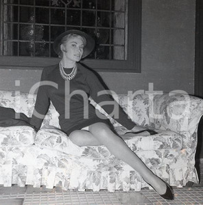 1962 ROMA Nadine SANDERS in una pausa sul set NEGATIVO ORIGINALE 10 Scatto realizzato sul set di "Totò e Peppino divisi a Berlino"Negativo originale d'epoca in bianco e nero su pellicola.Autore: Sandro Borni  E' SEVERAMENTE VIETATA LA RIPRODUZIONE.TUTTI I DIRITTI SONO RISERVATI.ICharta mette in vendita, sul negozio eBay e in esclusiva sul sito "icharta" il proprio archivio composto da numerose diapositive e negativi fotografici d'epoca, tutti originali e autentici.Si tratta di uno sguardo inedito sull'attualità, la politica, la vita quotidiana, il gossip e la cultura, che fotografa il cambiamento della nazione (e non solo) tra il 1890 ed il 1990 circa. Un'occasione unica per il mercato del collezionismo, che vede finalmente disponibile un archivio eccezionale per vastità, tematiche e condizioni, in un settore (il negativo fotografico e la diapositiva) di assoluta novità e dalle interessanti prospettive di investimento. CONDIZIONI:FAIR/discreto Difetti come da scansioneFORMATO: cm 6 x 6 originale e autentica 1