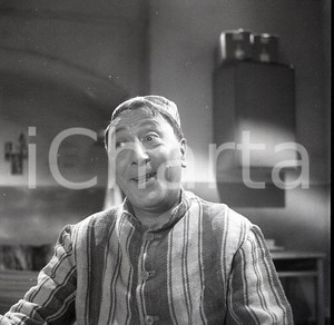 1963  ERMINIO MACARIO in TOT' SEXY scatto sul set NEGATIVO ORIGINALE Negativo originale d'epoca in bianco e nero su pellicola.Autore: Sandro Borni  E' SEVERAMENTE VIETATA LA RIPRODUZIONE.TUTTI I DIRITTI SONO RISERVATI.ICharta mette in vendita, sul negozio eBay e in esclusiva sul sito "icharta" il proprio archivio composto da numerose diapositive e negativi fotografici d'epoca, tutti originali e autentici.Si tratta di uno sguardo inedito sull'attualità, la politica, la vita quotidiana, il gossip e la cultura, che fotografa il cambiamento della nazione (e non solo) tra il 1890 ed il 1990 circa. Un'occasione unica per il mercato del collezionismo, che vede finalmente disponibile un archivio eccezionale per vastità, tematiche e condizioni, in un settore (il negativo fotografico e la diapositiva) di assoluta novità e dalle interessanti prospettive di investimento. CONDIZIONI:FAIR/discretoFORMATO: cm 6 x 6 originale e autentica 1