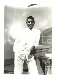 1985 ca MUSICA Ritratto del cantante brasiliano Jair RODRIGUES Foto 18x24 cm Fotografia d'agenzia. CONDIZIONI: GFORMATO: 18x24 cm  originale e autentica 1