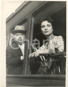 Fotografia d epoca originale 1955 CINEMA I due compari   Aldo FABRIZI e Giulia RUBINI sul treno Foto 1