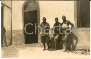 Fotografia d epoca originale 1925 ca LIVORNO REGIO ESERCITO Ufficiali con un meccanico Foto cartolina 1