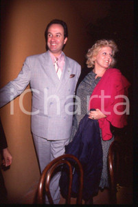 1985 ca Enrico COVERI con Katia RICCIARELLI 35mm vintage slide Diapositiva originale a colori, in formato 35 mm.Per i diritti rivolgersi a ICharta.ICharta mette in vendita, sul negozio eBay e in esclusiva sul sito "icharta" il proprio archivio composto da numerose diapositive e negativi fotografici d'epoca, tutti originali e autentici.Si tratta di uno sguardo inedito sull'attualità, la politica, la vita quotidiana, il gossip e la cultura, che fotografa il cambiamento della nazione (e non solo) tra il 1890 ed il 1990 circa. Un'occasione unica per il mercato del collezionismo, che vede finalmente disponibile un archivio eccezionale per vastità, tematiche e condizioni, in un settore (il negativo fotografico e la diapositiva) di assoluta novità e dalle interessanti prospettive di investimento. CONDIZIONI:FAIR/discretoFORMATO: 35mm originale e autentica 1