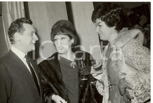 Fotografia d epoca originale 1960 ca PARIS Attrice Renée PASSEUR con cantante Pierre PERRIN a serata di gala 1