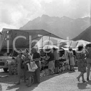 1964 Bancarelle al Passo del TONALE  NEGATIVO ORIGINALE 1 Negativo originale d'epoca, in bianco e nero, su pellicola.Per i diritti rivolgersi a ICharta.ICharta mette in vendita, sul negozio eBay e in esclusiva sul sito "icharta" il proprio archivio composto da numerose diapositive e negativi fotografici d'epoca, tutti originali e autentici.Si tratta di uno sguardo inedito sull'attualità, la politica, la vita quotidiana, il gossip e la cultura, che fotografa il cambiamento della nazione (e non solo) tra il 1890 ed il 1990 circa. Un'occasione unica per il mercato del collezionismo, che vede finalmente disponibile un archivio eccezionale per vastità, tematiche e condizioni, in un settore (il negativo fotografico e la diapositiva) di assoluta novità e dalle interessanti prospettive di investimento. CONDIZIONI:FAIR/discretoFORMATO: cm 6 x 6  originale e autentica 1