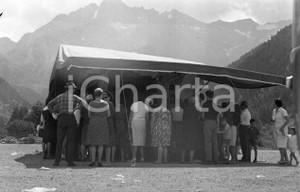 1964 Bancarelle al Passo del TONALE  NEGATIVO ORIGINALE 3 Negativo originale d'epoca, in bianco e nero, su pellicola.Per i diritti rivolgersi a ICharta.ICharta mette in vendita, sul negozio eBay e in esclusiva sul sito "icharta" il proprio archivio composto da numerose diapositive e negativi fotografici d'epoca, tutti originali e autentici.Si tratta di uno sguardo inedito sull'attualità, la politica, la vita quotidiana, il gossip e la cultura, che fotografa il cambiamento della nazione (e non solo) tra il 1890 ed il 1990 circa. Un'occasione unica per il mercato del collezionismo, che vede finalmente disponibile un archivio eccezionale per vastità, tematiche e condizioni, in un settore (il negativo fotografico e la diapositiva) di assoluta novità e dalle interessanti prospettive di investimento. CONDIZIONI:FAIR/discretoFORMATO: cm 6 x 3,5  originale e autentica 1
