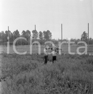 1965 ca MILANO al maneggio dell'Idroscalo NEGATIVO ORIGINALE 3 Negativo originale d'epoca, in bianco e nero, su pellicola.Per i diritti rivolgersi a ICharta.ICharta mette in vendita, sul negozio eBay e in esclusiva sul sito "icharta" il proprio archivio composto da numerose diapositive e negativi fotografici d'epoca, tutti originali e autentici.Si tratta di uno sguardo inedito sull'attualità, la politica, la vita quotidiana, il gossip e la cultura, che fotografa il cambiamento della nazione (e non solo) tra il 1890 ed il 1990 circa. Un'occasione unica per il mercato del collezionismo, che vede finalmente disponibile un archivio eccezionale per vastità, tematiche e condizioni, in un settore (il negativo fotografico e la diapositiva) di assoluta novità e dalle interessanti prospettive di investimento. CONDIZIONI:FAIR/discretoFORMATO: cm 6 x 6 originale e autentica 1