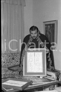 1970 ca ROMA Maurizio ARENA ritratto dell'artista NEGATIVO ORIGINALE 5 Negativo originale d'epoca in bianco e nero su pellicola.Autore: Sandro Borni  E' SEVERAMENTE VIETATA LA RIPRODUZIONE.TUTTI I DIRITTI SONO RISERVATI.ICharta mette in vendita, sul negozio eBay e in esclusiva sul sito "icharta" il proprio archivio composto da numerose diapositive e negativi fotografici d'epoca, tutti originali e autentici.Si tratta di uno sguardo inedito sull'attualità, la politica, la vita quotidiana, il gossip e la cultura, che fotografa il cambiamento della nazione (e non solo) tra il 1890 ed il 1990 circa. Un'occasione unica per il mercato del collezionismo, che vede finalmente disponibile un archivio eccezionale per vastità, tematiche e condizioni, in un settore (il negativo fotografico e la diapositiva) di assoluta novità e dalle interessanti prospettive di investimento. CONDIZIONI:FAIR/discretoFORMATO: 35mm originale e autentica 1