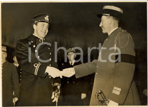 Fotografia d epoca originale 1938 PARIS Bertil di SVEZIA riceve dal col. TRANCHANT diploma di caporale 2 1