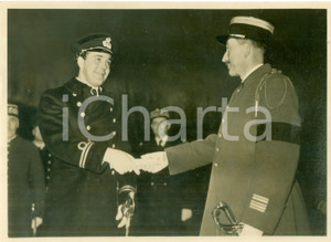Fotografia d epoca originale 1938 PARIS Bertil di SVEZIA riceve dal col. TRANCHANT diploma di caporale 3 1