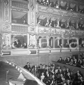 1954 BRESCIA Teatro Grande La prima del LOHENGRIN *NEGATIVO ORIGINALE 7 Negativo originale d'epoca in bianco e nero su pellicola.Per i diritti rivolgersi a ICharta.ICharta mette in vendita, sul negozio eBay e in esclusiva sul sito "icharta" il proprio archivio composto da numerose diapositive e negativi fotografici d'epoca, tutti originali e autentici.Si tratta di uno sguardo inedito sull'attualità, la politica, la vita quotidiana, il gossip e la cultura, che fotografa il cambiamento della nazione (e non solo) tra il 1890 ed il 1990 circa. Un'occasione unica per il mercato del collezionismo, che vede finalmente disponibile un archivio eccezionale per vastità, tematiche e condizioni, in un settore (il negativo fotografico e la diapositiva) di assoluta novità e dalle interessanti prospettive di investimento. CONDIZIONI:FAIR/discretoFORMATO: cm 6 x 6  originale e autentica 1