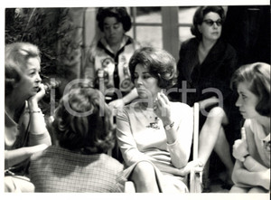 Fotografia d epoca originale 1965 ca PARIS Anne VERNON a una serata tra amiche  Fotografia 1