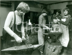 Fotografia d epoca originale 1981 SCHLOSS HAMBORN Alunni WALDORFSCHULE nel laboratorio del fabbro 1