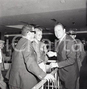 1962 ROMA Helmut ZACHARIAS giunge all'aeroporto di FIUMICINO *NEGATIVO ORIGINALE Negativo originale d'epoca a colori su pellicola.Autore: Sandro Borni  E' SEVERAMENTE VIETATA LA RIPRODUZIONE.TUTTI I DIRITTI SONO RISERVATI.ICharta mette in vendita, sul negozio eBay e in esclusiva sul sito "icharta" il proprio archivio composto da numerose diapositive e negativi fotografici d'epoca, tutti originali e autentici.Si tratta di uno sguardo inedito sull'attualità, la politica, la vita quotidiana, il gossip e la cultura, che fotografa il cambiamento della nazione (e non solo) tra il 1890 ed il 1990 circa. Un'occasione unica per il mercato del collezionismo, che vede finalmente disponibile un archivio eccezionale per vastità, tematiche e condizioni, in un settore (il negativo fotografico e la diapositiva) di assoluta novità e dalle interessanti prospettive di investimento. CONDIZIONI:POOR/danneggiato Difetti come da scansioneFORMATO: cm 6 x 6 originale e autentica 1