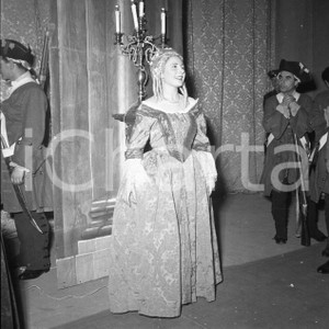 1955 BRESCIA Teatro Grande, la prima di Manon Lescaut *NEGATIVO ORIGINALE 1 Negativo originale d'epoca in bianco e nero su pellicola.Per i diritti rivolgersi a ICharta.ICharta mette in vendita, sul negozio eBay e in esclusiva sul sito "icharta" il proprio archivio composto da numerose diapositive e negativi fotografici d'epoca, tutti originali e autentici.Si tratta di uno sguardo inedito sull'attualità, la politica, la vita quotidiana, il gossip e la cultura, che fotografa il cambiamento della nazione (e non solo) tra il 1890 ed il 1990 circa. Un'occasione unica per il mercato del collezionismo, che vede finalmente disponibile un archivio eccezionale per vastità, tematiche e condizioni, in un settore (il negativo fotografico e la diapositiva) di assoluta novità e dalle interessanti prospettive di investimento. CONDIZIONI:FAIR/discreto Lievi difettiFORMATO: cm 6 x 6 originale e autentica 1