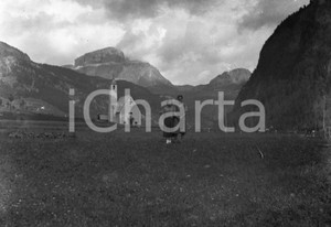 1934 FONTANAZZO in Val di Fassa e SASSO PORDOI coppia in gita NEGATIVO ORIGINALE Negativo originale d'epoca in bianco e nero su pellicola.Per i diritti rivolgersi a ICharta.ICharta mette in vendita, sul negozio eBay e in esclusiva sul sito "icharta" il proprio archivio composto da numerose diapositive e negativi fotografici d'epoca, tutti originali e autentici.Si tratta di uno sguardo inedito sull'attualità, la politica, la vita quotidiana, il gossip e la cultura, che fotografa il cambiamento della nazione (e non solo) tra il 1890 ed il 1990 circa. Un'occasione unica per il mercato del collezionismo, che vede finalmente disponibile un archivio eccezionale per vastità, tematiche e condizioni, in un settore (il negativo fotografico e la diapositiva) di assoluta novità e dalle interessanti prospettive di investimento. CONDIZIONI:FAIR/discretoFORMATO: cm 6 x 9 originale e autentica 1