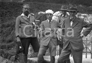 1934 VIGO DI FASSA con il prof. ANGELO COPPADORO *NEGATIVO ORIGINALE Negativo originale d'epoca in bianco e nero su pellicola.Per i diritti rivolgersi a ICharta.ICharta mette in vendita, sul negozio eBay e in esclusiva sul sito "icharta" il proprio archivio composto da numerose diapositive e negativi fotografici d'epoca, tutti originali e autentici.Si tratta di uno sguardo inedito sull'attualità, la politica, la vita quotidiana, il gossip e la cultura, che fotografa il cambiamento della nazione (e non solo) tra il 1890 ed il 1990 circa. Un'occasione unica per il mercato del collezionismo, che vede finalmente disponibile un archivio eccezionale per vastità, tematiche e condizioni, in un settore (il negativo fotografico e la diapositiva) di assoluta novità e dalle interessanti prospettive di investimento. CONDIZIONI:FAIR/discretoFORMATO: cm 6 x 9 originale e autentica 1