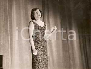 Fotografia d epoca originale 1960 ca PARIS Cantante Colette RENARD durante un concerto Fotografia 1