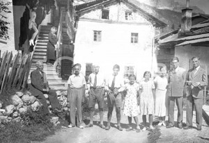 1934 CAMPITELLO DI FASSA davanti a casa *NEGATIVO ORIGINALE Negativo originale d'epoca in bianco e nero su pellicola.Per i diritti rivolgersi a ICharta.ICharta mette in vendita, sul negozio eBay e in esclusiva sul sito "icharta" il proprio archivio composto da numerose diapositive e negativi fotografici d'epoca, tutti originali e autentici.Si tratta di uno sguardo inedito sull'attualità, la politica, la vita quotidiana, il gossip e la cultura, che fotografa il cambiamento della nazione (e non solo) tra il 1890 ed il 1990 circa. Un'occasione unica per il mercato del collezionismo, che vede finalmente disponibile un archivio eccezionale per vastità, tematiche e condizioni, in un settore (il negativo fotografico e la diapositiva) di assoluta novità e dalle interessanti prospettive di investimento. CONDIZIONI:FAIR/discretoFORMATO: cm 6 x 9 originale e autentica 1