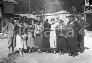 1934 CAMPITELLO DI FASSA con la famiglia De Napoli *NEGATIVO ORIGINALE Negativo originale d'epoca in bianco e nero su pellicola.Per i diritti rivolgersi a ICharta.ICharta mette in vendita, sul negozio eBay e in esclusiva sul sito "icharta" il proprio archivio composto da numerose diapositive e negativi fotografici d'epoca, tutti originali e autentici.Si tratta di uno sguardo inedito sull'attualità, la politica, la vita quotidiana, il gossip e la cultura, che fotografa il cambiamento della nazione (e non solo) tra il 1890 ed il 1990 circa. Un'occasione unica per il mercato del collezionismo, che vede finalmente disponibile un archivio eccezionale per vastità, tematiche e condizioni, in un settore (il negativo fotografico e la diapositiva) di assoluta novità e dalle interessanti prospettive di investimento. CONDIZIONI:FAIR/discreto Difetti come da scansioneFORMATO: cm 6 x 9 originale e autentica 1