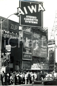 Fotografia d epoca originale 1980 NEW YORK Folla in coda a BROADWAY Pubblicità AIWA e Musical OKLAHOMA! 2 1
