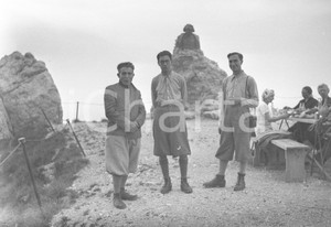 1934 Pausa escursionisti al rifugio Rosalba sulla GRIGNETTA *NEGATIVO ORIGINALE Negativo originale d'epoca in bianco e nero su pellicola.Per i diritti rivolgersi a ICharta.ICharta mette in vendita, sul negozio eBay e in esclusiva sul sito "icharta" il proprio archivio composto da numerose diapositive e negativi fotografici d'epoca, tutti originali e autentici.Si tratta di uno sguardo inedito sull'attualità, la politica, la vita quotidiana, il gossip e la cultura, che fotografa il cambiamento della nazione (e non solo) tra il 1890 ed il 1990 circa. Un'occasione unica per il mercato del collezionismo, che vede finalmente disponibile un archivio eccezionale per vastità, tematiche e condizioni, in un settore (il negativo fotografico e la diapositiva) di assoluta novità e dalle interessanti prospettive di investimento. CONDIZIONI:FAIR/discretoFORMATO: cm 6 x 9 originale e autentica 1
