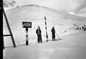 1934 PASSO DELLO STELVIO il confine con la Svizzera NEGATIVO ORIGINALE Negativo originale d'epoca in bianco e nero su pellicola.Per i diritti rivolgersi a ICharta.ICharta mette in vendita, sul negozio eBay e in esclusiva sul sito "icharta" il proprio archivio composto da numerose diapositive e negativi fotografici d'epoca, tutti originali e autentici.Si tratta di uno sguardo inedito sull'attualità, la politica, la vita quotidiana, il gossip e la cultura, che fotografa il cambiamento della nazione (e non solo) tra il 1890 ed il 1990 circa. Un'occasione unica per il mercato del collezionismo, che vede finalmente disponibile un archivio eccezionale per vastità, tematiche e condizioni, in un settore (il negativo fotografico e la diapositiva) di assoluta novità e dalle interessanti prospettive di investimento. CONDIZIONI:FAIR/discretoFORMATO: cm 6 x 9 originale e autentica 1