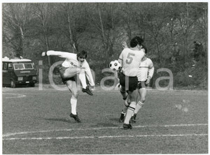 Fotografia d epoca originale 1984 CALCIO  USD MASONE Calciatori e camionetta dei CARABINIERI  Foto 24x18 cm 1