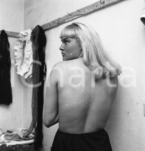 1965 ca MILANO EROTICA nel camerino del night club NEGATIVO ORIGINALE 4 Negativo originale d'epoca in bianco e nero su pellicola.Per i diritti rivolgersi a ICharta.ICharta mette in vendita, sul negozio eBay e in esclusiva sul sito "icharta" il proprio archivio composto da numerose diapositive e negativi fotografici d'epoca, tutti originali e autentici.Si tratta di uno sguardo inedito sull'attualità, la politica, la vita quotidiana, il gossip e la cultura, che fotografa il cambiamento della nazione (e non solo) tra il 1890 ed il 1990 circa. Un'occasione unica per il mercato del collezionismo, che vede finalmente disponibile un archivio eccezionale per vastità, tematiche e condizioni, in un settore (il negativo fotografico e la diapositiva) di assoluta novità e dalle interessanti prospettive di investimento. CONDIZIONI:FAIR/discretoFORMATO: cm 6 x 6  originale e autentica 1